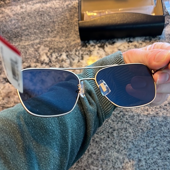 Hugo boss GOLD-TONE DOUBLE-BRIDGE SUNGLASSES WITH BETA-TITANIUM TEMPLES. - Picture 3 of 4